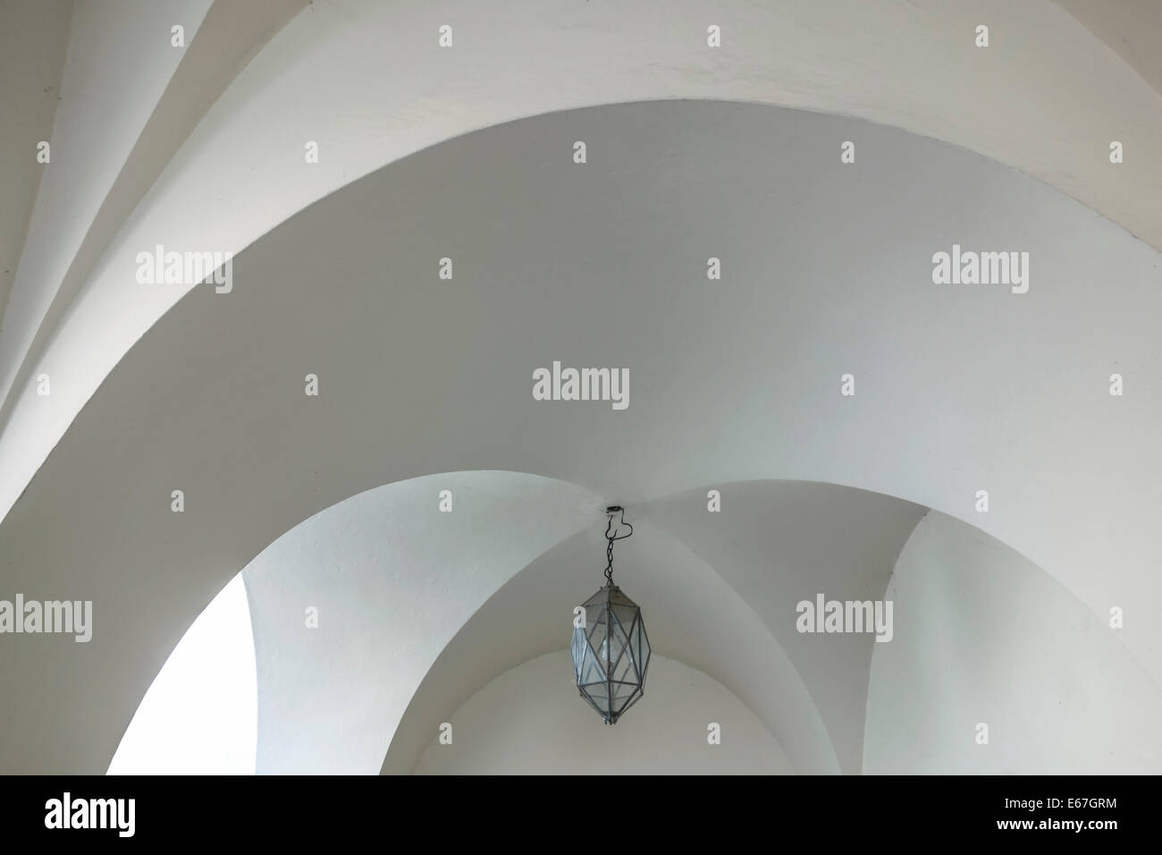 Sur le plafond blanc de la lampe Banque D'Images