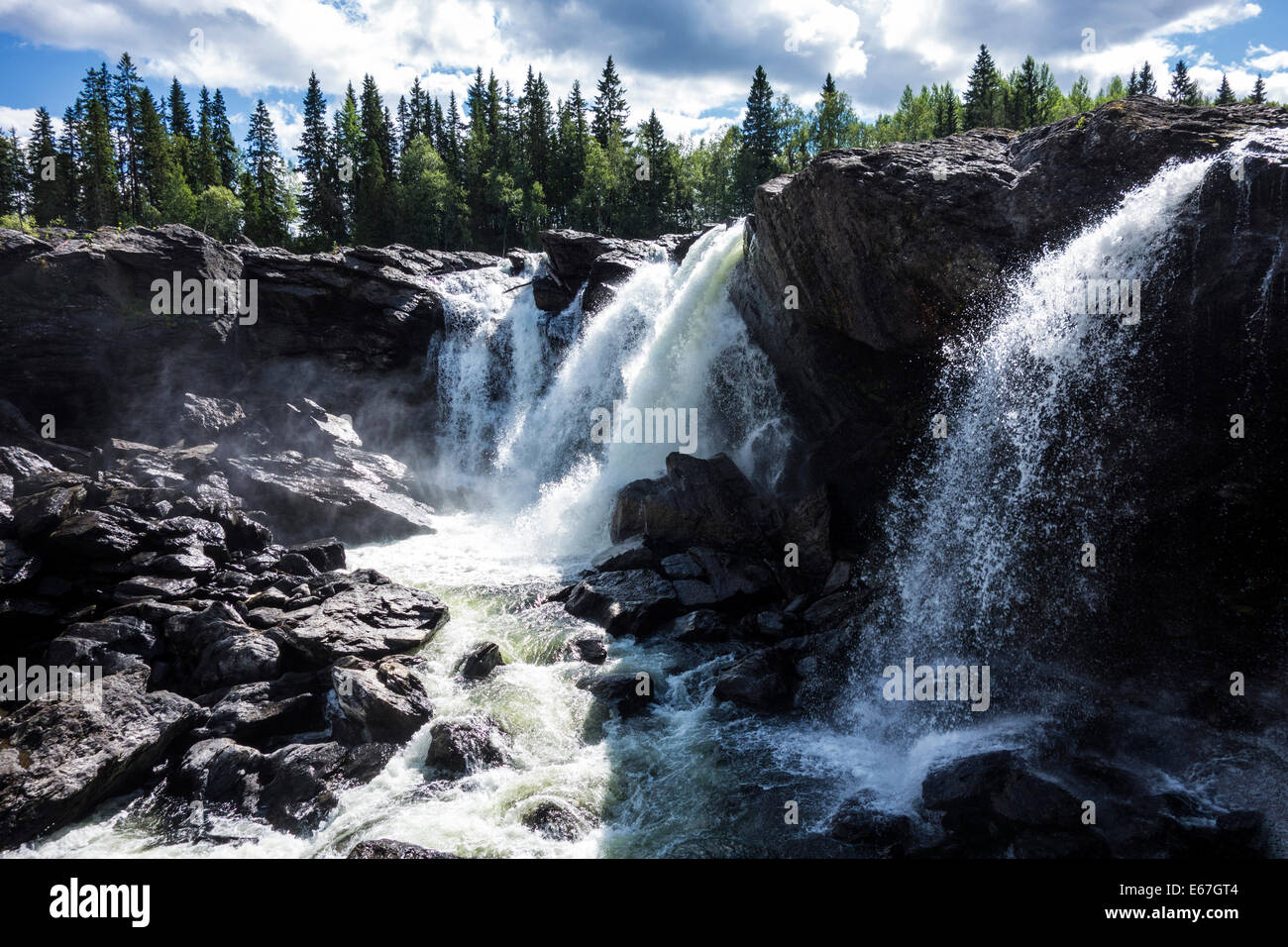 Belle cascade de montagne en Suède Banque D'Images