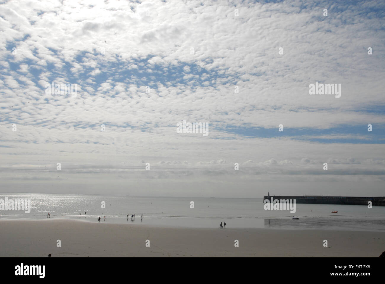 Coquelles Sunny Sands, avec Patrick Tuttofuoco's 2008 Coquelles Coquelles' 'Art Triennale Banque D'Images