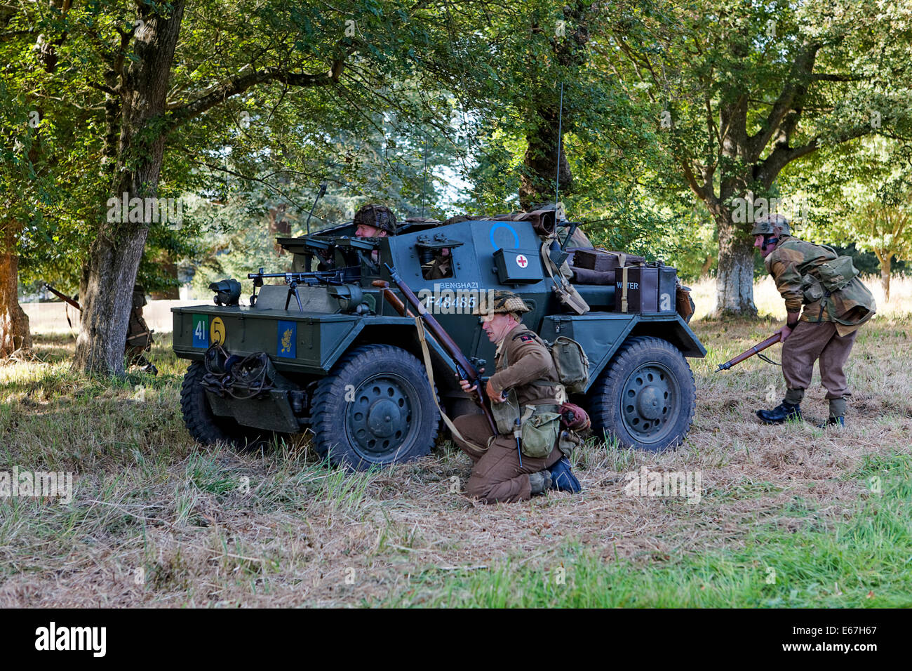 L'Armée britannique Dingo Daimler Scout Car Mk III avec l'infanterie de soutien Banque D'Images