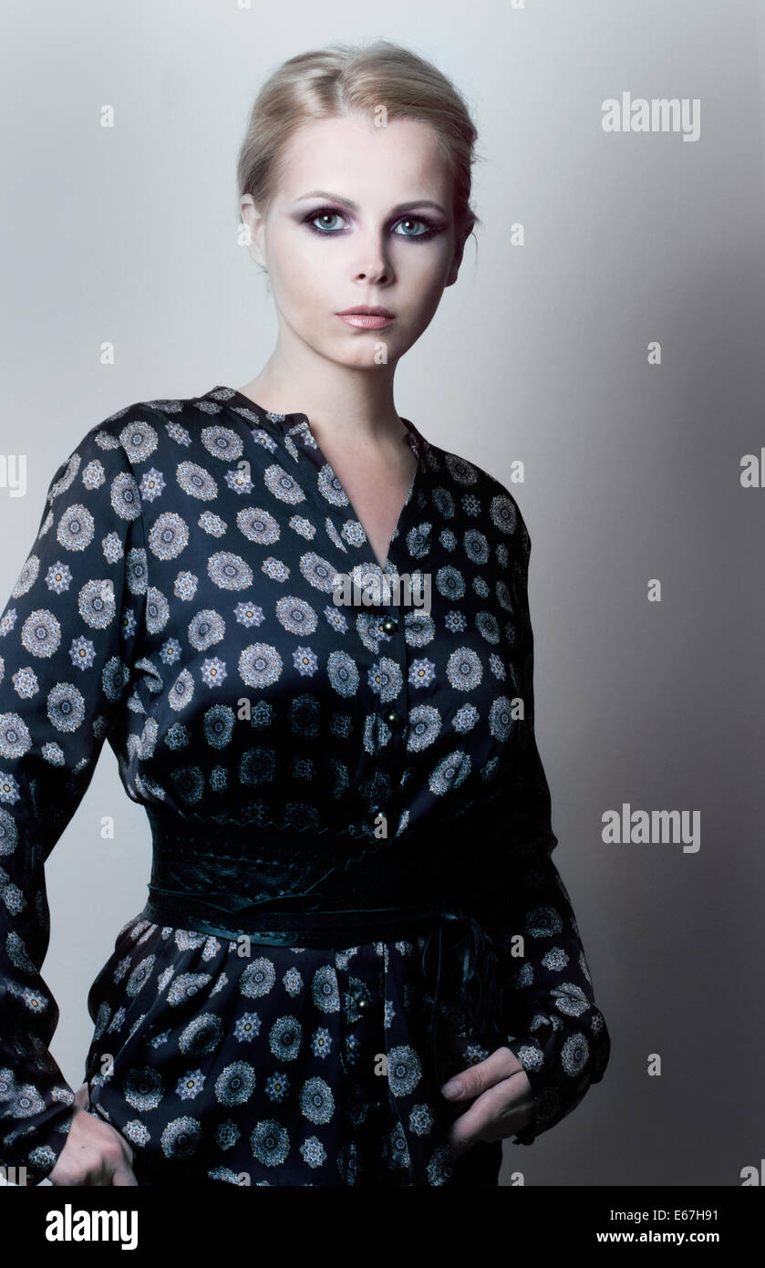 Le magnétisme. L'élégance. Dans Gray-Blue Femme luxueuse robe tendance Banque D'Images