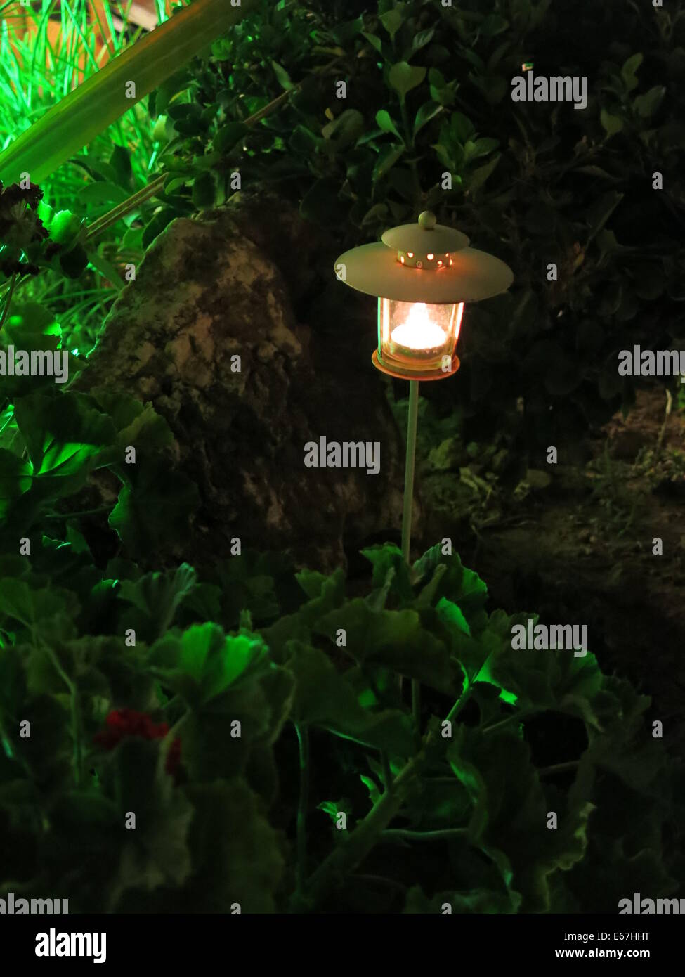 Photo d'une bougie éclairée décorant un jardin. Banque D'Images