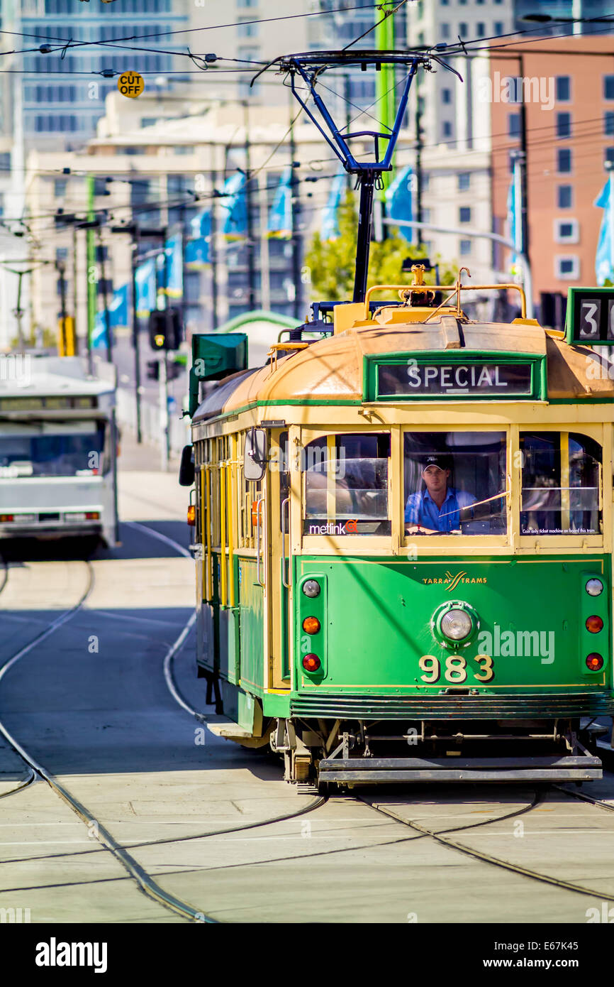 Vert et jaune emblématique Melbourne, tramway traditionnel l'Australie Banque D'Images