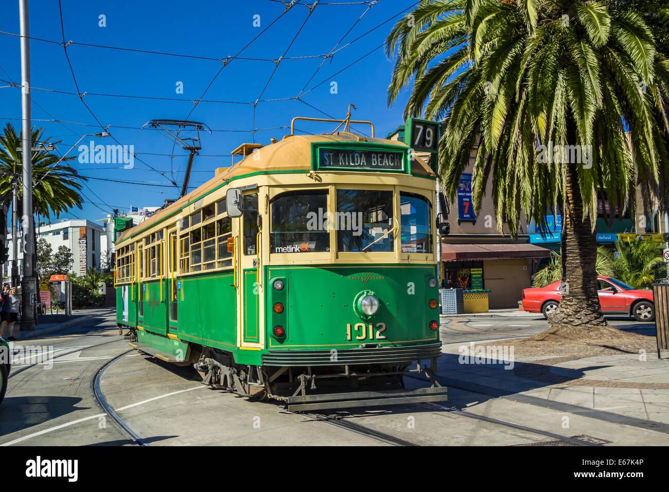 Tramway patrimoine vert et jaune, une icône de Melbourne, des palmiers rue bordée d'arbres à St Kilda, Melbourne, Australie Banque D'Images