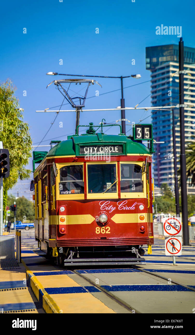 Traditionnel rouge et vert tramway de Melbourne Banque D'Images