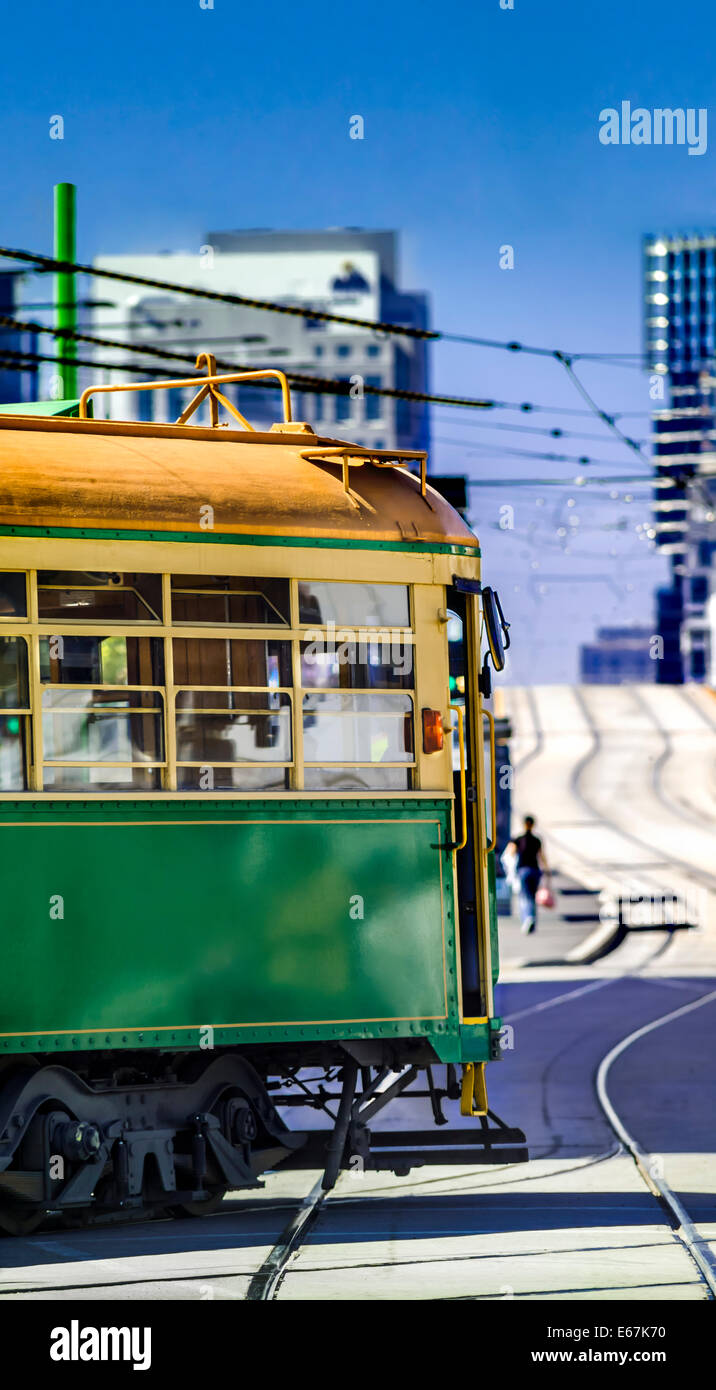 Emblématique du patrimoine vert classique tram lignes ondulées approche Melbourne city centre, Melbourne, Australie Banque D'Images