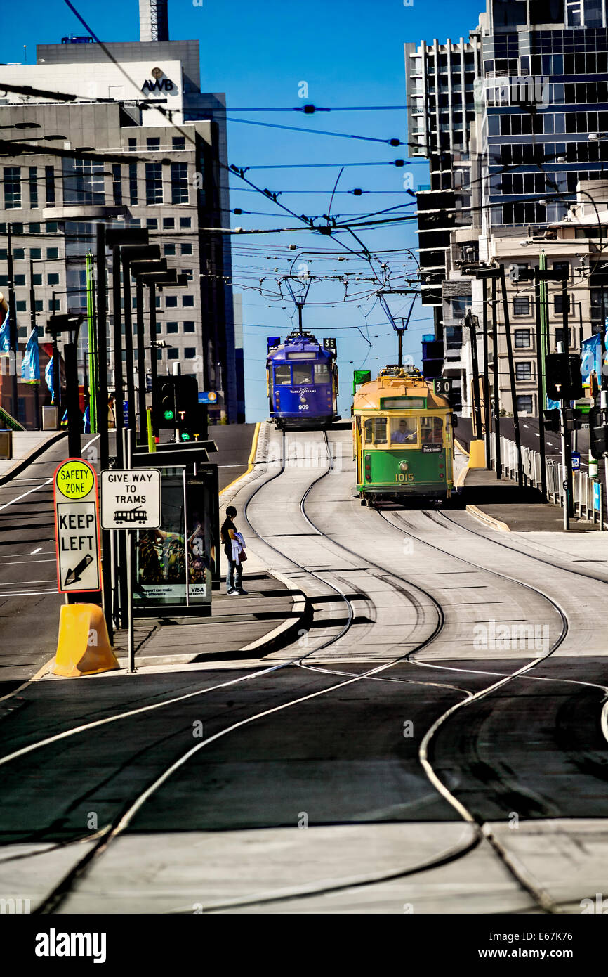Les tramways de Melbourne la liquidation de leurs lignes de tramway tourbillonnant vers la cité des Docklands de Melbourne, Australie Banque D'Images