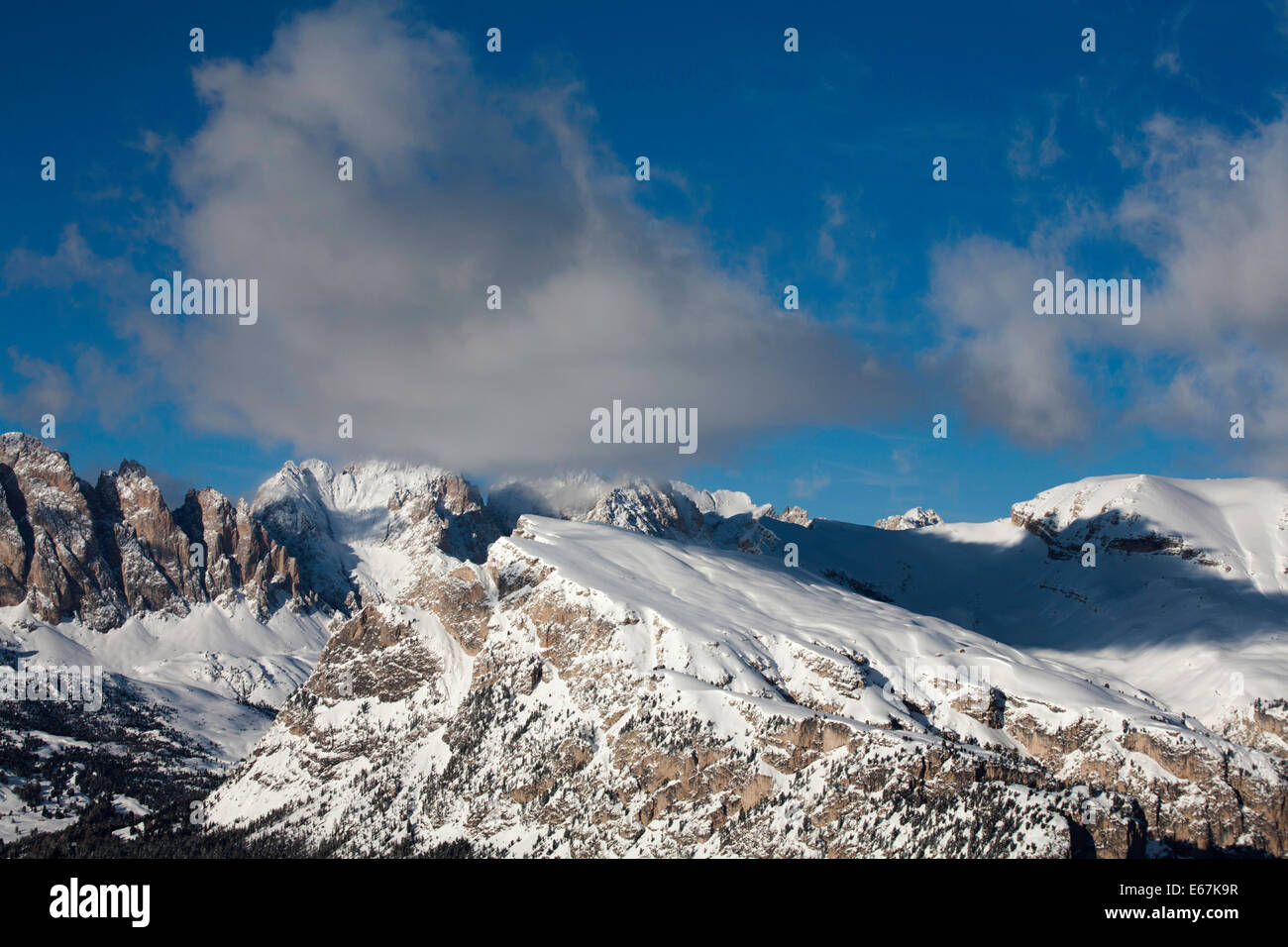 Fermeda Munte Jela Mont de Stevia avec l'arrière-plan au-dessus de Odle Geislerspitzen Selva Val Gardena Dolomites hiver hiver Banque D'Images