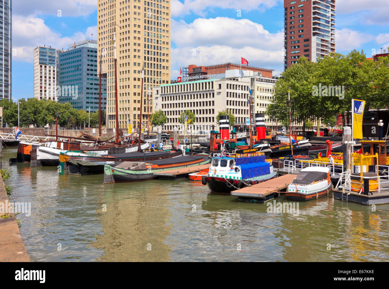 Navires et bateaux historiques dans le port-musée Leuvehaven, Rotterdam, Hollande méridionale, Pays-Bas Banque D'Images