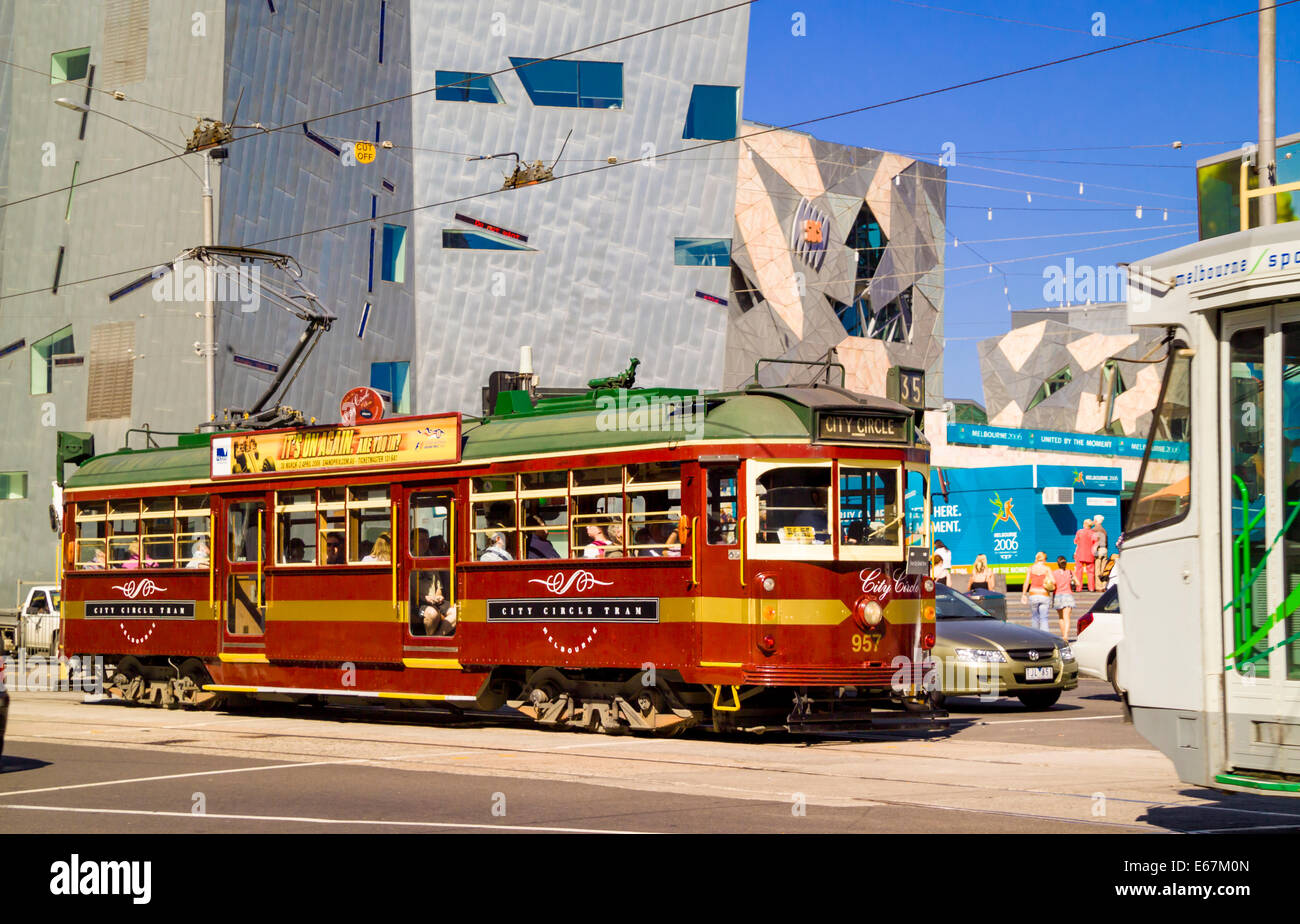 Tramway rouge marron traditionnelles profondes qui se déplacent le long de Swanston Street en face de Federation Square, Melbourne, Victoria, Australie Banque D'Images