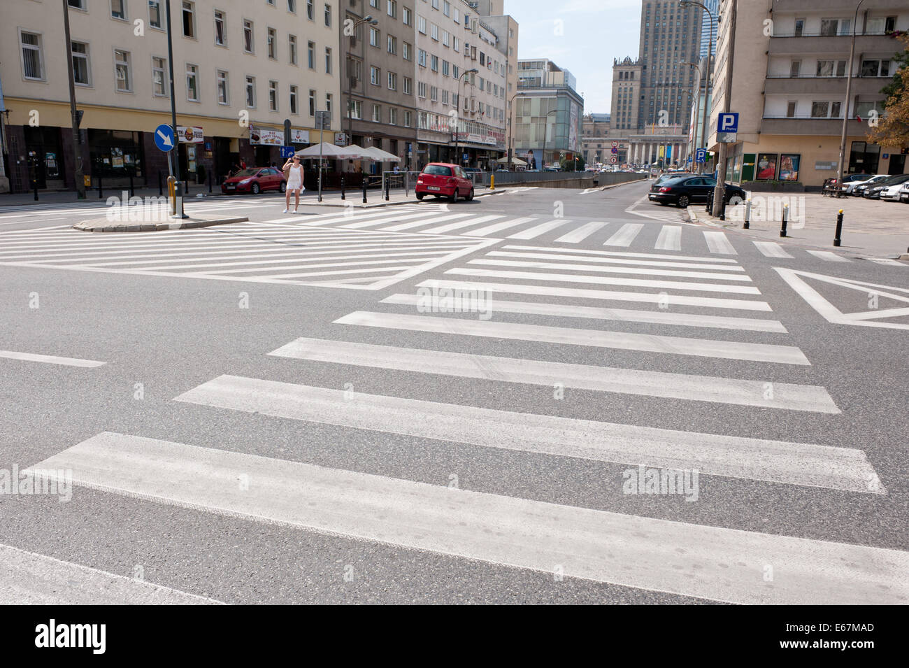 Zebra crossing bizarre sur asphalte des rues à Varsovie Banque D'Images