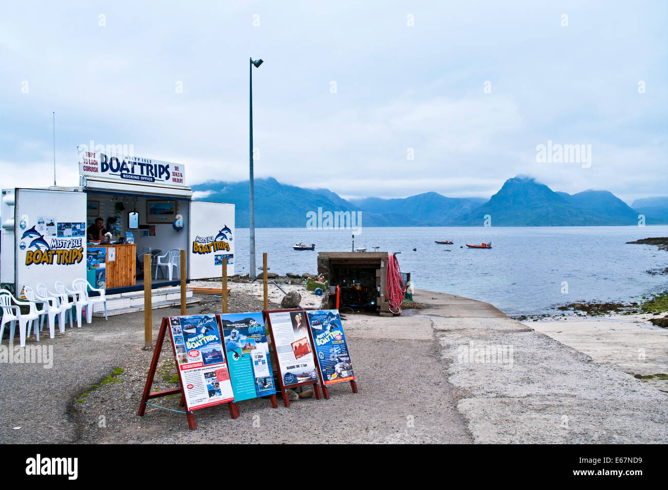 Kiosque de réservation pour Misty Isle boat trips à Elgol, jetée sur un jour brumeux, Elgol, île de Skye, Hébrides intérieures, Ecosse, Royaume-Uni Banque D'Images