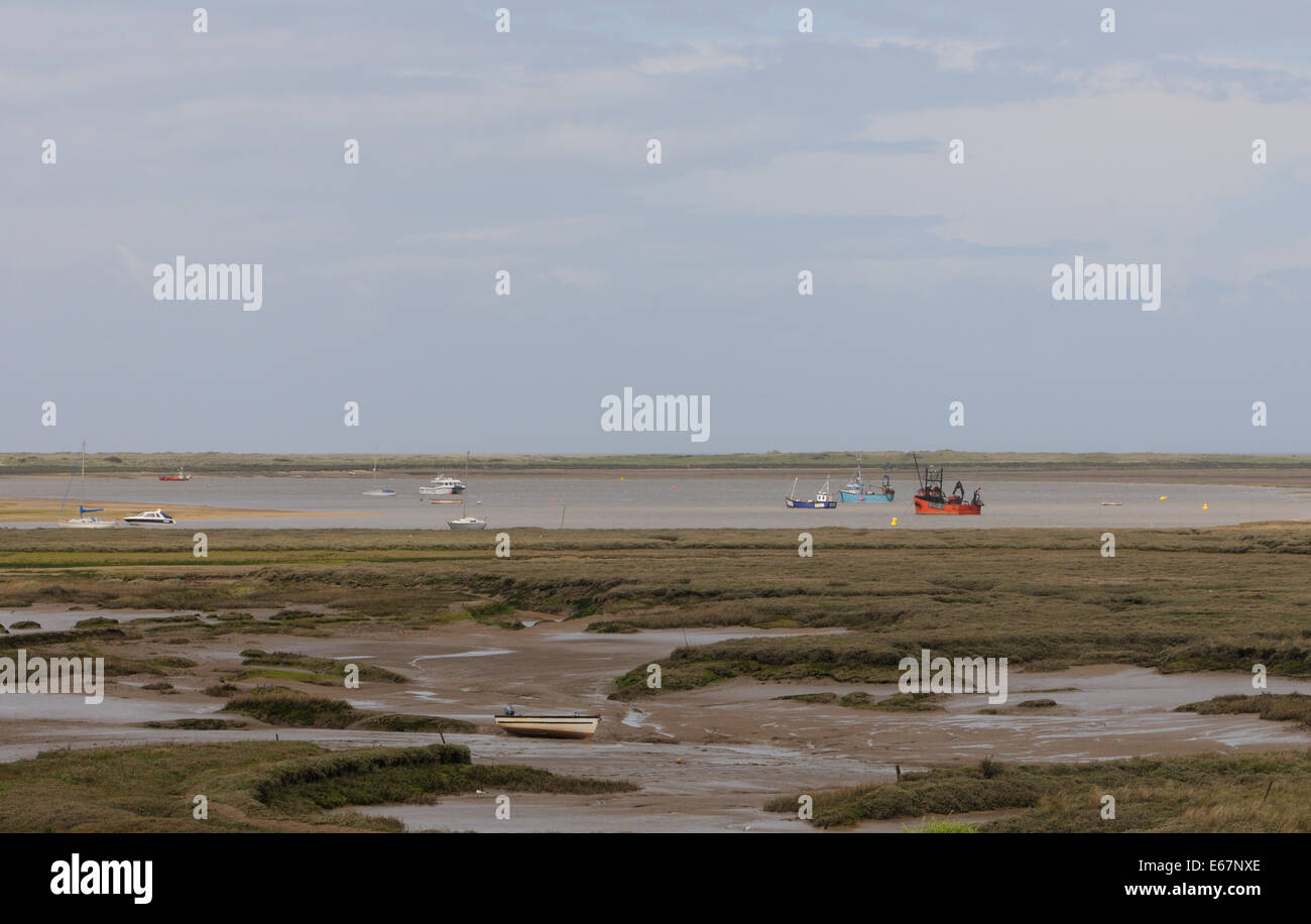 Un bateau de pêche amarré au large de Blakeny sur un jour de tempête avec Blakeny Point dans l'arrière-plan. Blakeney, Norfolk. UK. Banque D'Images