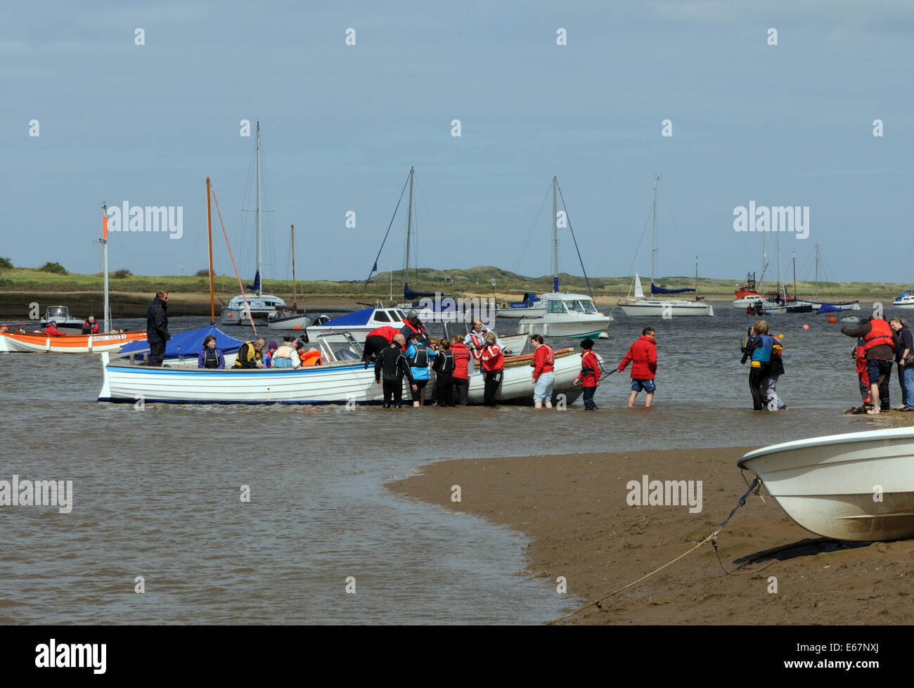 Les touristes à bord d'un bateau pour un voyage à point Blakeny.o. Blakeney, Norfolk. UK. Banque D'Images