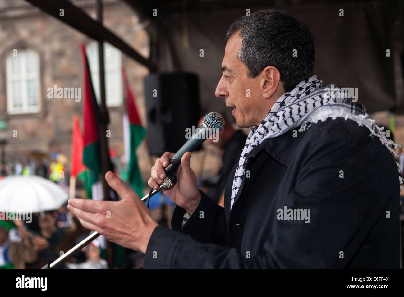 Copenhague, Danemark. 17 août, 2014. Chef du bureau de représentation de la Palestine, à Copenhague, au Danemark, l'ambassadeur M. Amro Alhourani, parle à la marche pour la paix à Gaza ce dimanche à Copenhague. La manifestation a été à l'appui des enfants Paletinian à Gaza et contre la guerre israélienne dans leur pays. La marche pour la paix a pris fin devant le parlement danois, Christiansborg, après une longue promenade de 2 heures à travers la ville. Credit : OJPHOTOS/Alamy Live News Banque D'Images