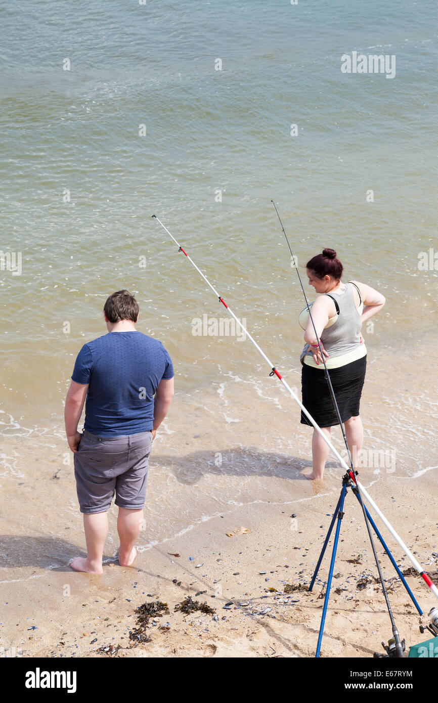 Llandudno, Clwyd, Pays de Galles, Royaume-Uni. Jeune homme et femme, la pêche et le canotage dans la mer. Banque D'Images