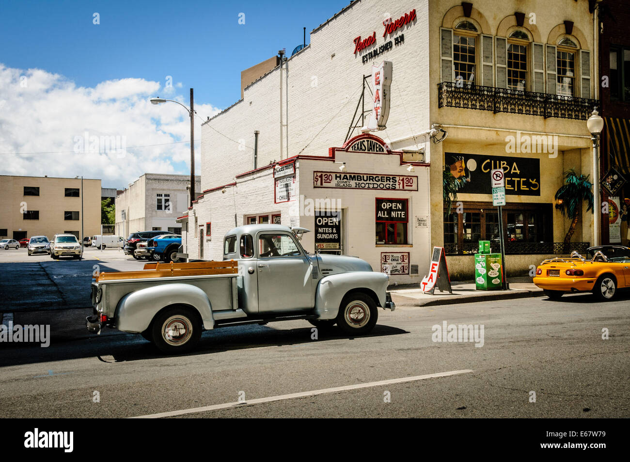 Restauré camionnette passant Texas Tavern Hamburgers & Cuba Pete's, Church Street SW, Roanoke, Virginie Banque D'Images