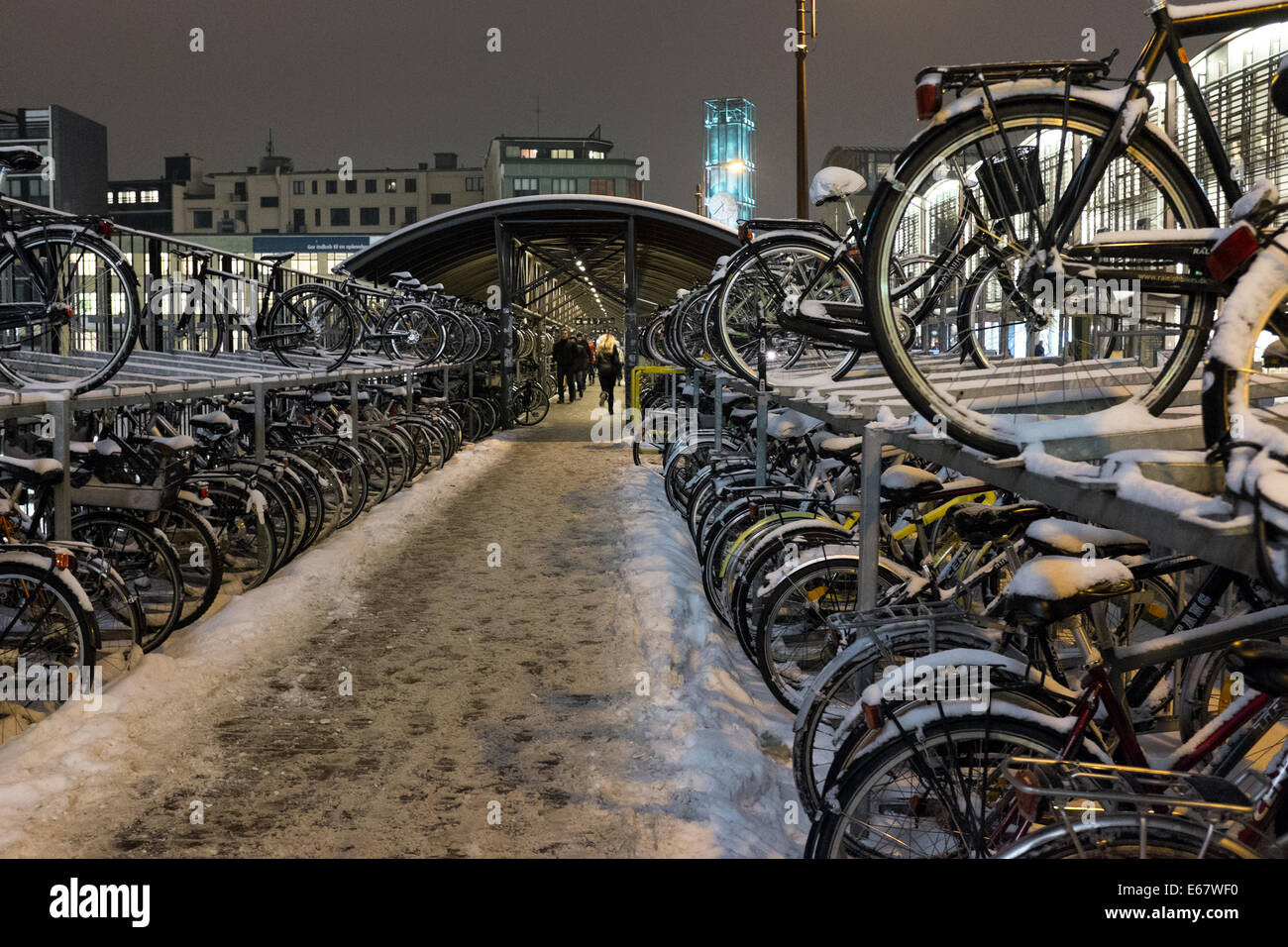 Parking vélo dans la gare sur le chemin de fer, à Aarhus, Danemark, Europe Banque D'Images