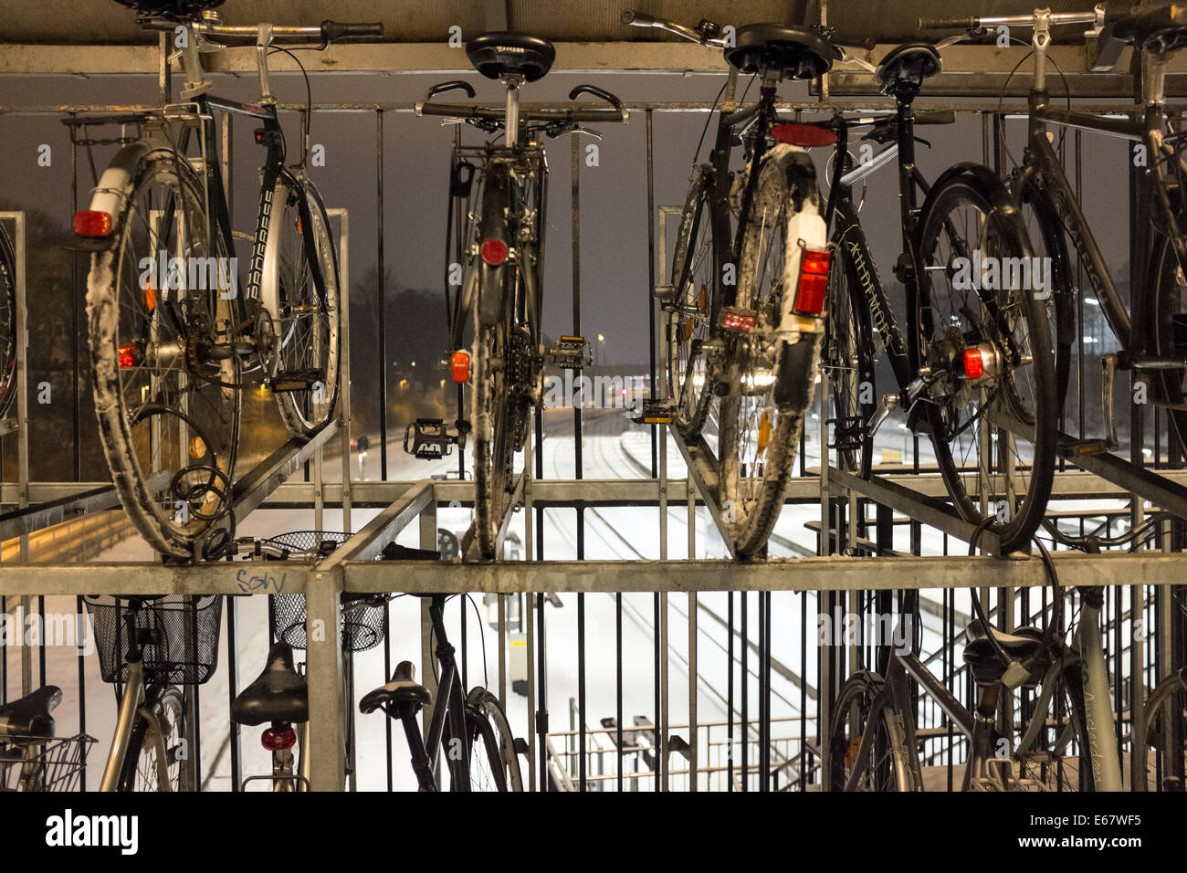 Garage à vélo sur le chemin de fer recouverte de neige à Aarhus, Danemark, Europe Banque D'Images