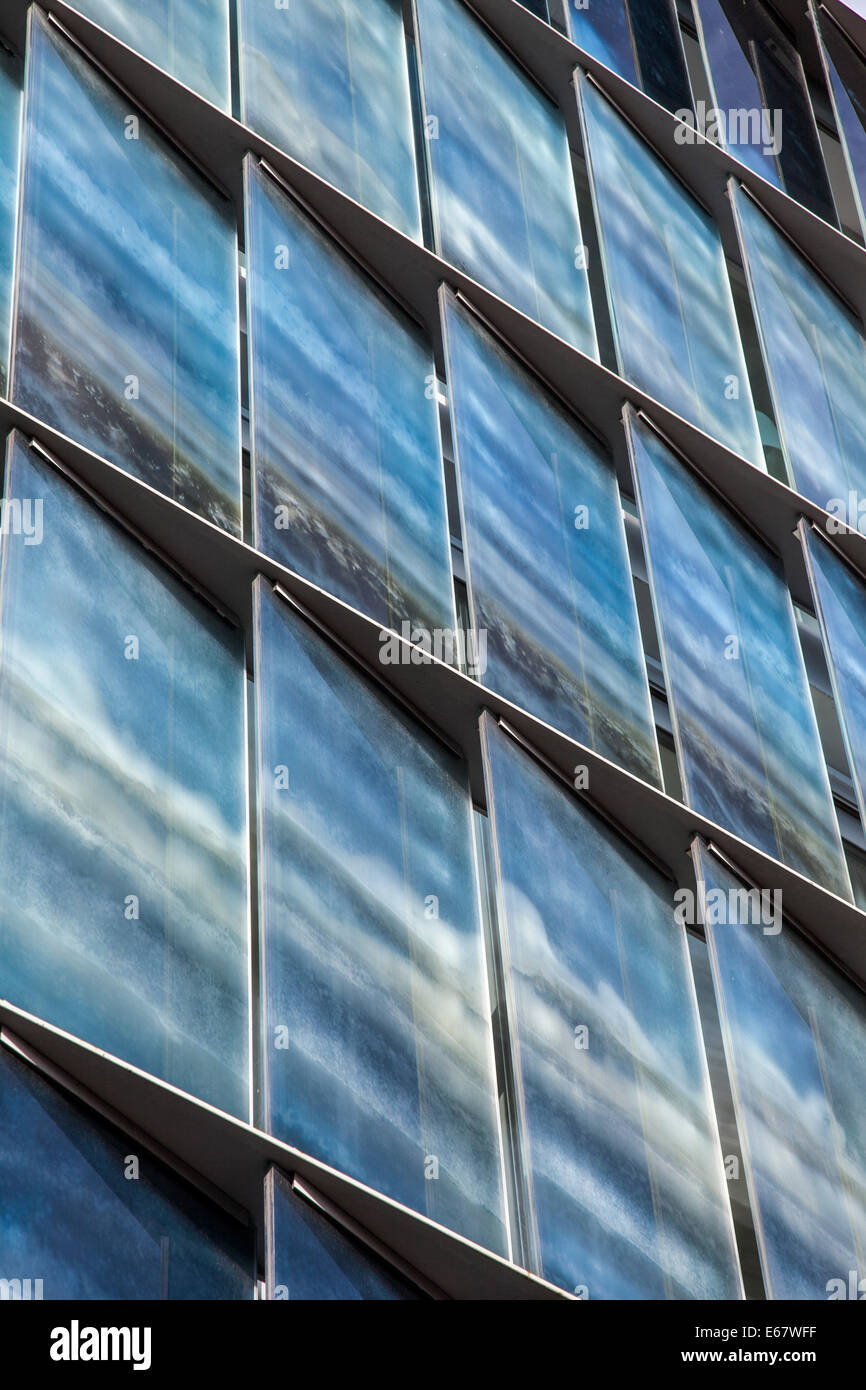 Panneaux superposés d'un bâtiment contemporain dans le nord de Londres Banque D'Images
