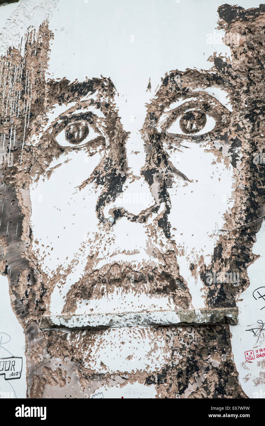 Un portrait créé à l'escroquer-out dans une allée de béton mur près de Brick Lane par Alexandre Farto aka Vhils Banque D'Images