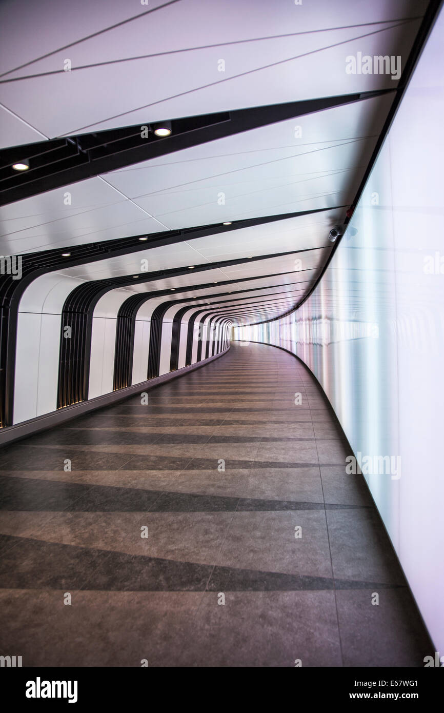Nouveau tunnel pour piétons avec des tubes pour arrosage à paroi mince intégré au King's Cross Banque D'Images