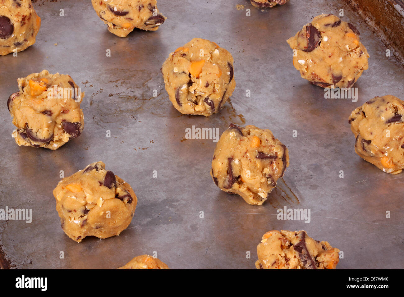 Boules de chocolat fait maison et de caramel et puce biscuits pâte sur une casserole prêt à être cuites Banque D'Images