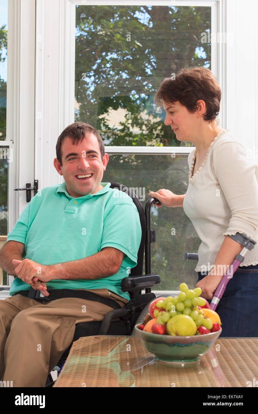 Couple avec la paralysie cérébrale assis sur leur deck Banque D'Images