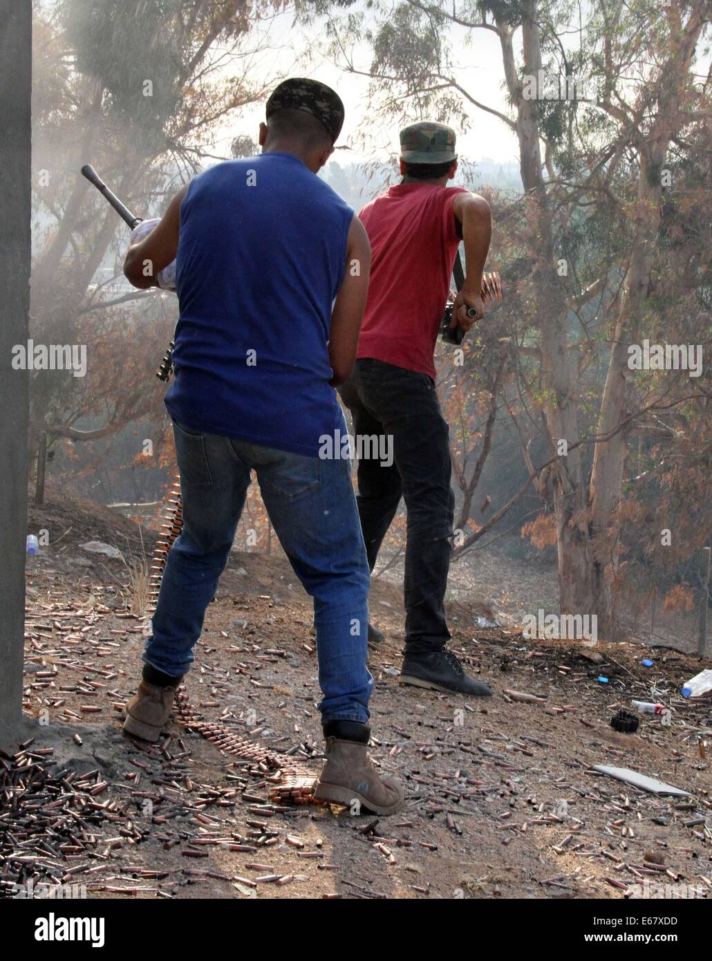 Tripoli (Libye). 17 août, 2014. Des miliciens islamiques sont vus lors d'un affrontement à Tripoli, Libye, 17 août 2014. Depuis Juillet 13, Tripoli a été témoin des affrontements sanglants entre les groupes islamistes armés et les milices pro-laïques de prendre le contrôle de la ville. Credit : Hamza Turkia/Xinhua/Alamy Live News Banque D'Images