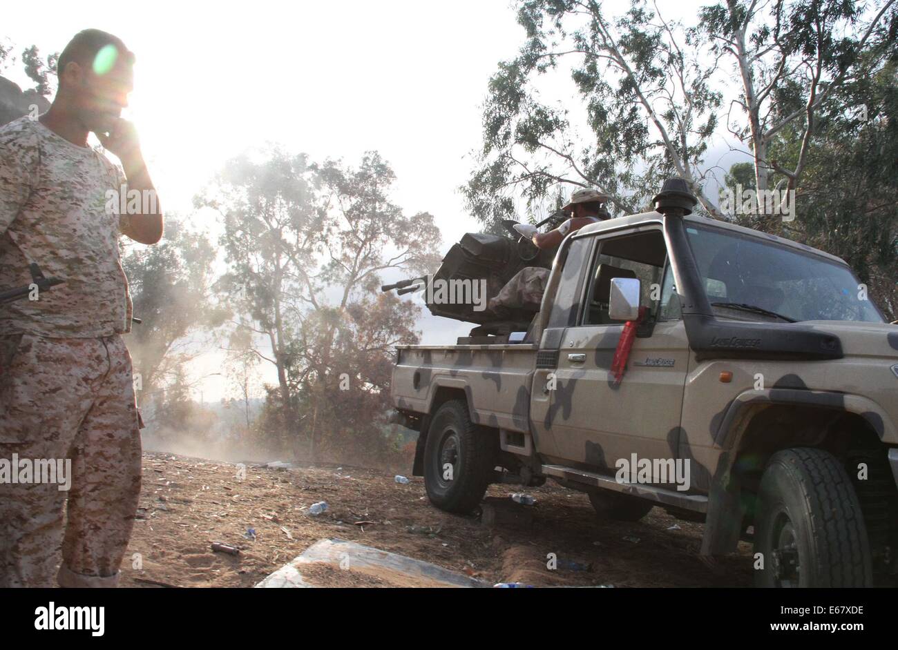 Tripoli (Libye). 17 août, 2014. Des miliciens islamiques sont vus lors d'un affrontement à Tripoli, Libye, 17 août 2014. Depuis Juillet 13, Tripoli a été témoin des affrontements sanglants entre les groupes islamistes armés et les milices pro-laïques de prendre le contrôle de la ville. Credit : Hamza Turkia/Xinhua/Alamy Live News Banque D'Images
