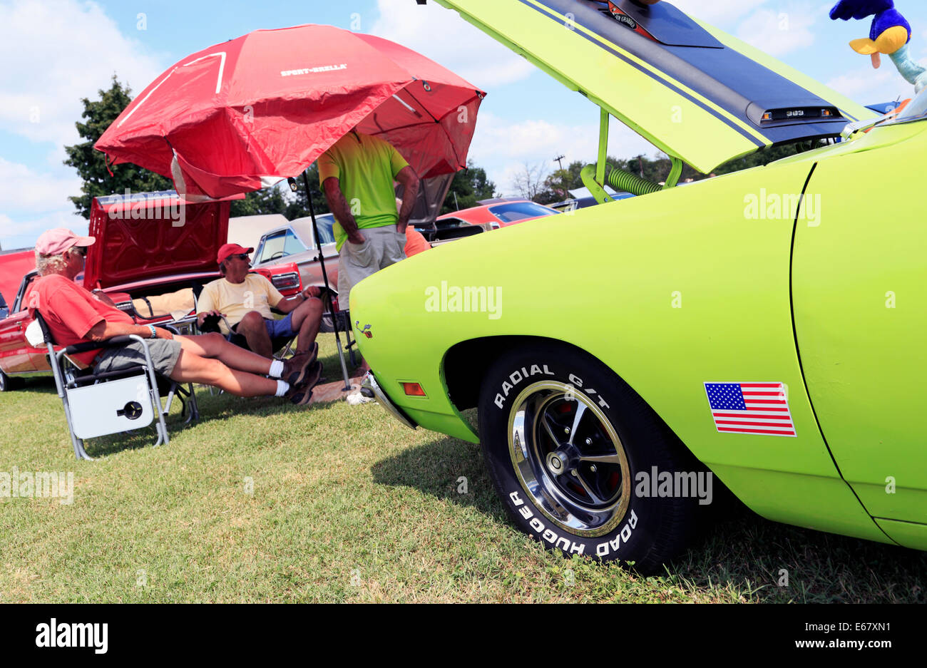 Classic American car show à Salisbury, Caroline du Nord. Lime Green Plymouth Road Runner dans l'avant-plan. Banque D'Images
