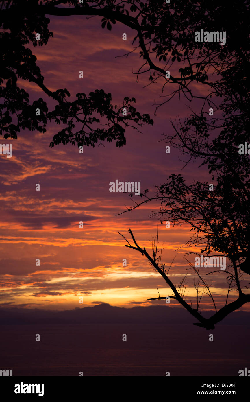 Au coucher du soleil de l'océan pacifique au Costa Rica Banque D'Images