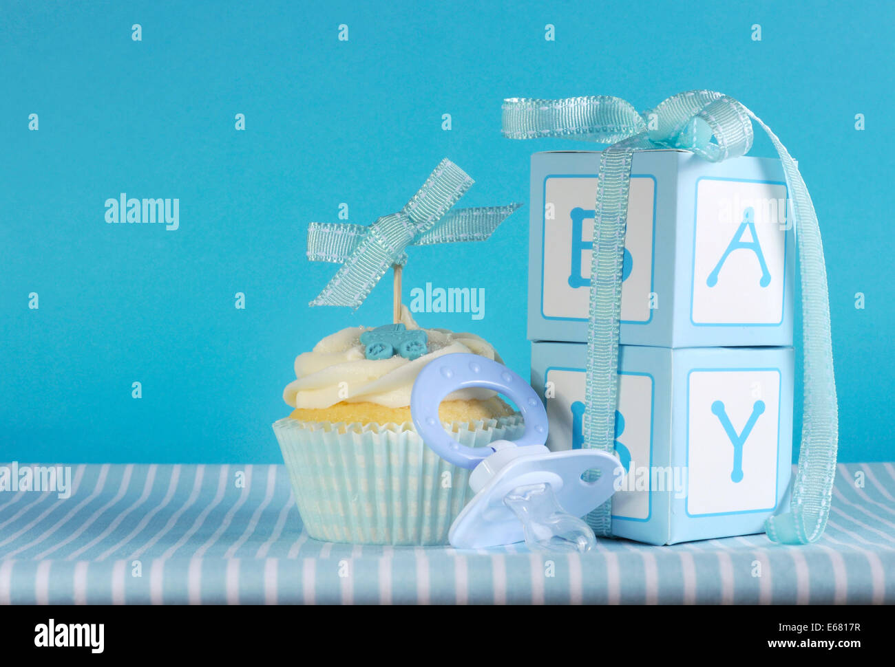 Theme Bleu Bebe Garcon Avec Cupcake Sucette Factice Et Coffrets Cadeaux De Douche De Bebe Ou Naissance D Un Concept De Carte De Vœux En Pepiniere Photo Stock Alamy