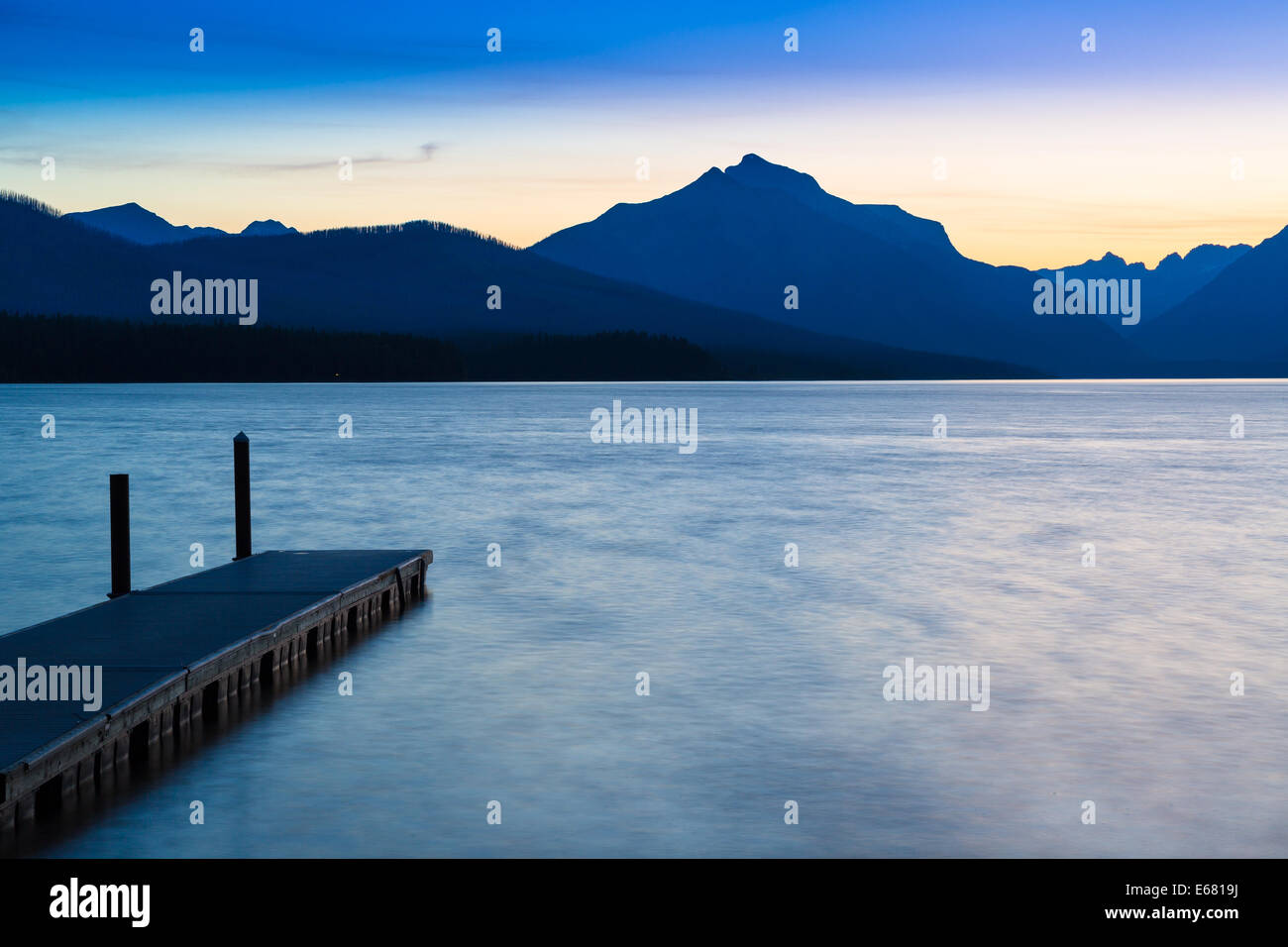 Lake McDonald dans le Parc National de Glacier, dans le Montana, près de la frontière entre les États-Unis et le Canada Banque D'Images