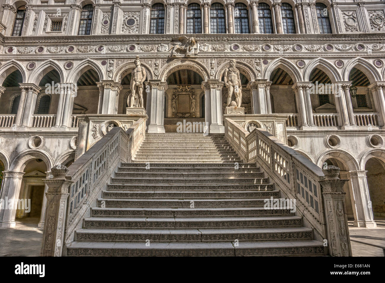 Image HDR réalistes de l'Escalier du géant dans la cour menant au deuxième étage du palais des Doges à Venise. Banque D'Images