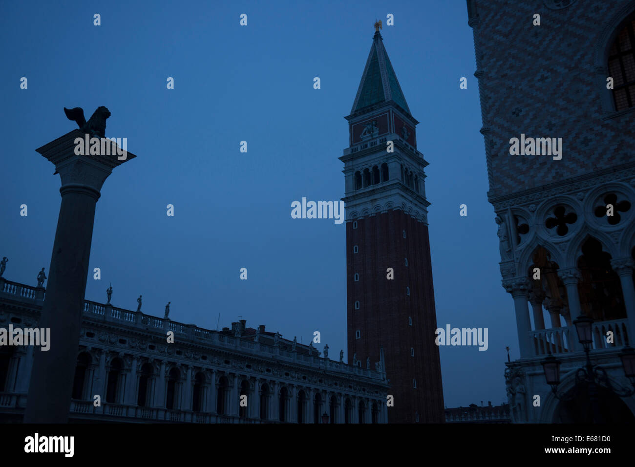 La place San Marco à l'aube avec le Lion de Saint Marc et l'hôtel Campanile Campanile. Banque D'Images