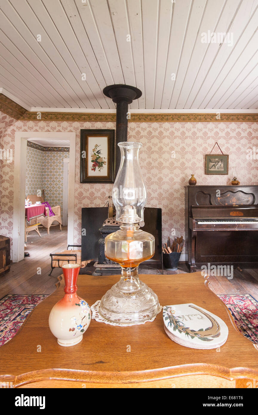 Lampe a huile meubles d'époque dans la salle de séjour historique de la vieille ville de la ruée vers l'Barkerville, British Columbia, Canada. Banque D'Images