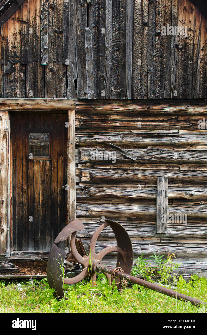 Vieux métal rouillé matériel machines roue dans la vieille ville historique de Barkerville, ville de la ruée vers l'intérieur de la Colombie-Britannique, BC, Canada. Banque D'Images