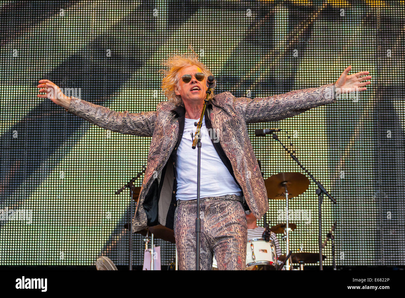 Remenham Henley-on-Thames, Oxfordshire, UK. 17 août 2014. BOB GELDOF chanteur chanteur de The Boomtown Rats effectue sur l'avant-scène au Festival 2014 'Rewind' qui s'est tenue du 15-16-17 août 2014. Crédit photo : John Henshall 2014 / Alamy Live News. Par0413 Banque D'Images