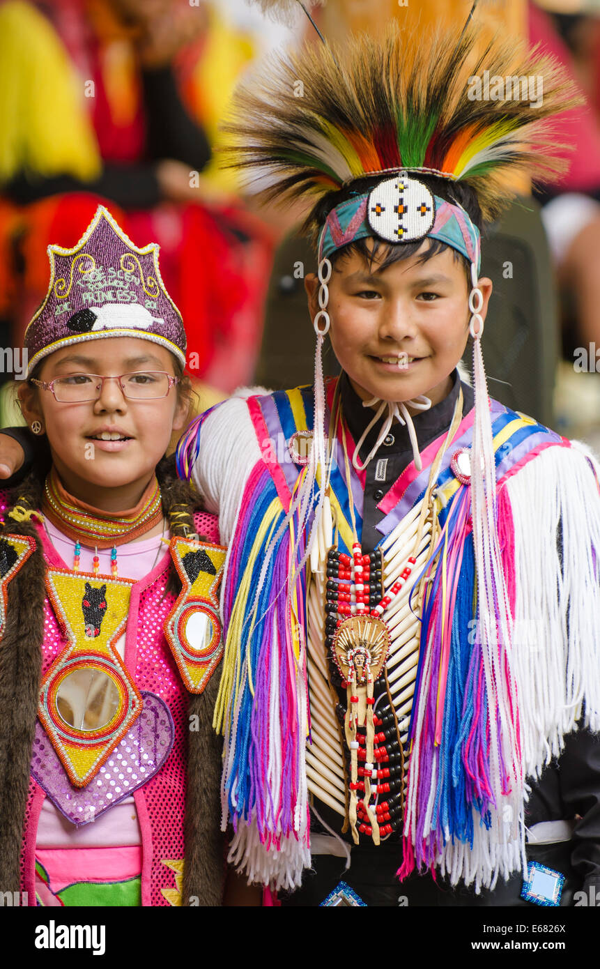 Les jeunes en costume traditionnel de la Première Nation autochtone pow pow pow-wow fille garçon danseur interprète de Canim Lake, British Columbia, Canada. Banque D'Images