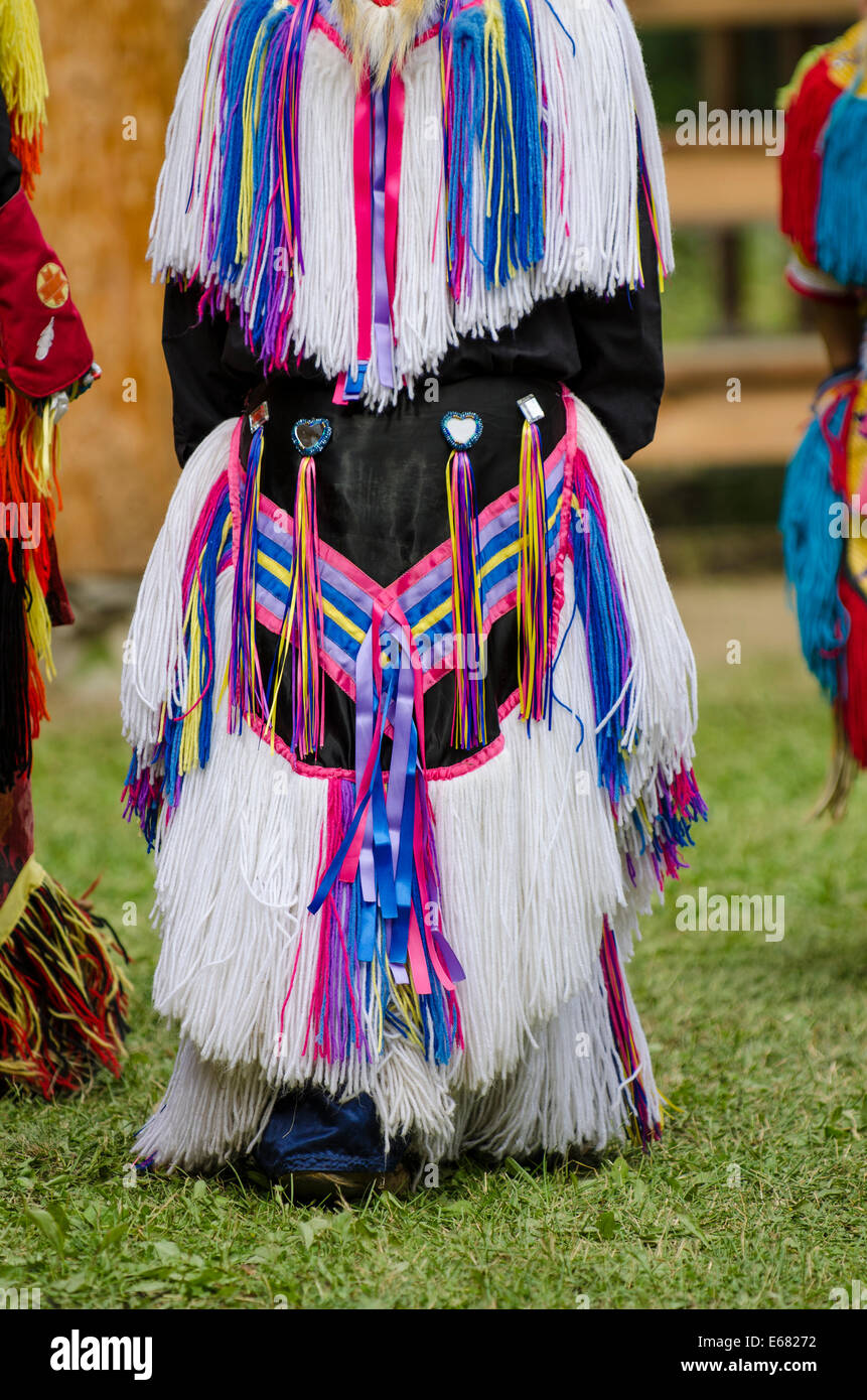 En costume traditionnel de la Première Nation autochtone pow pow pow-wow artiste danseur à Canim Lake, Colombie-Britannique, Canada. Banque D'Images