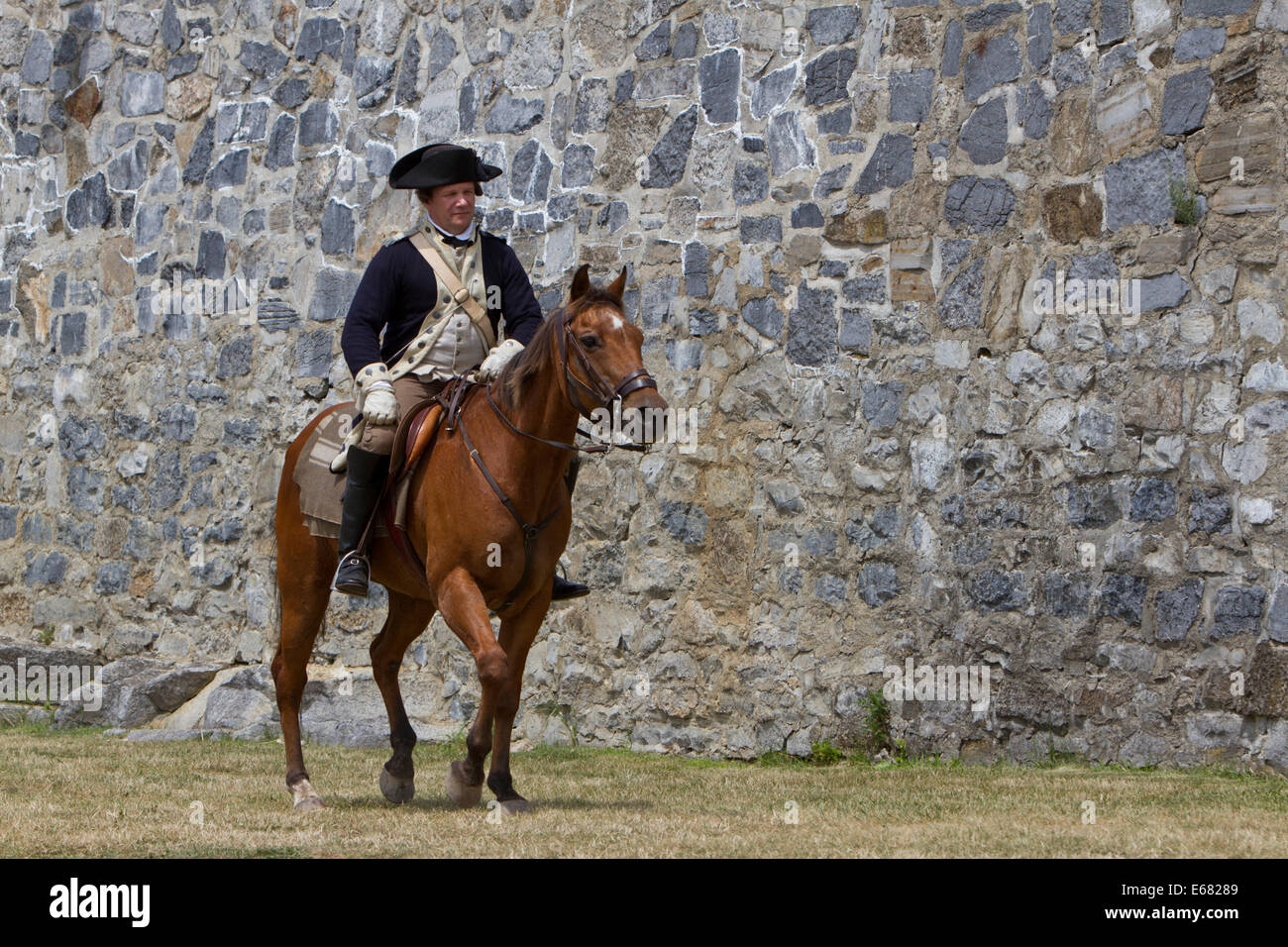 Guerre d'indépendance américaine reenactor représentant un officier à cheval Banque D'Images