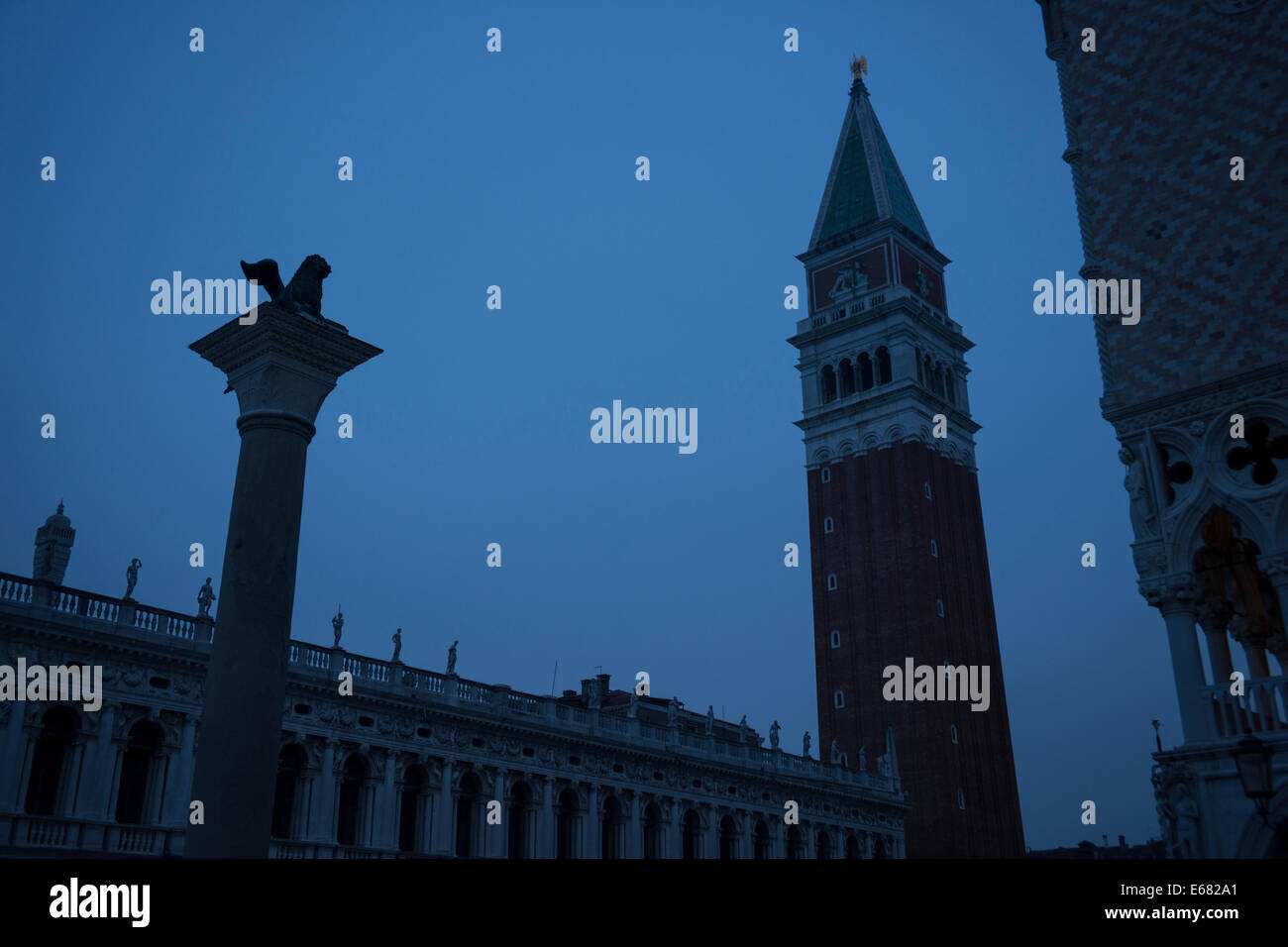 La place San Marco à l'aube avec le Lion de Saint Marc et l'hôtel Campanile Campanile. Banque D'Images