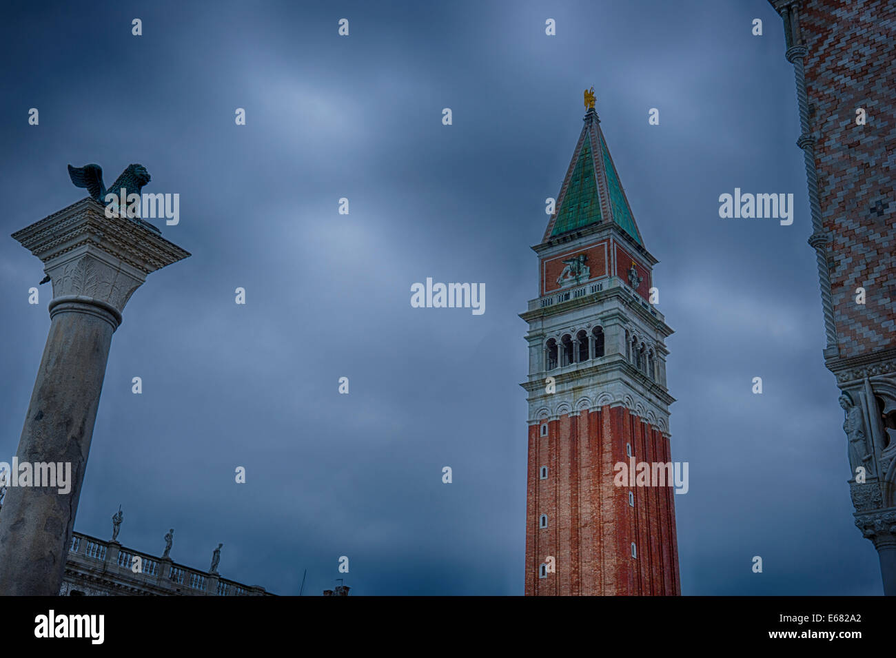 Image HDR de tôt le matin jusqu'à la place San Marco avec le Lion de Saint Marc et le clocher Campanile de Venise. Banque D'Images