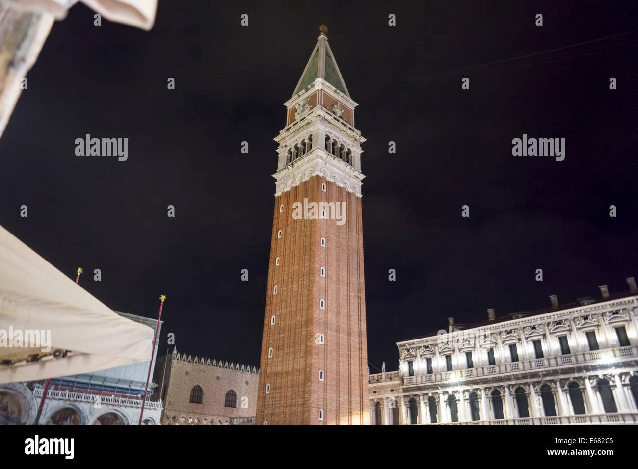 Le Clocher Campanile de la Place San Marco à Venise la nuit. Banque D'Images