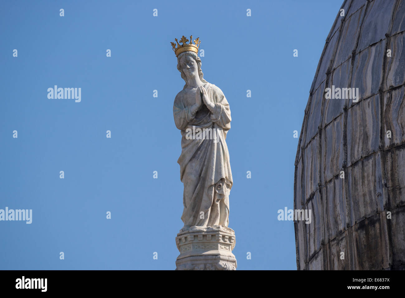 La statue de la Vierge Marie sur le dessus de la basilique Saint-Marc à Venise. Banque D'Images