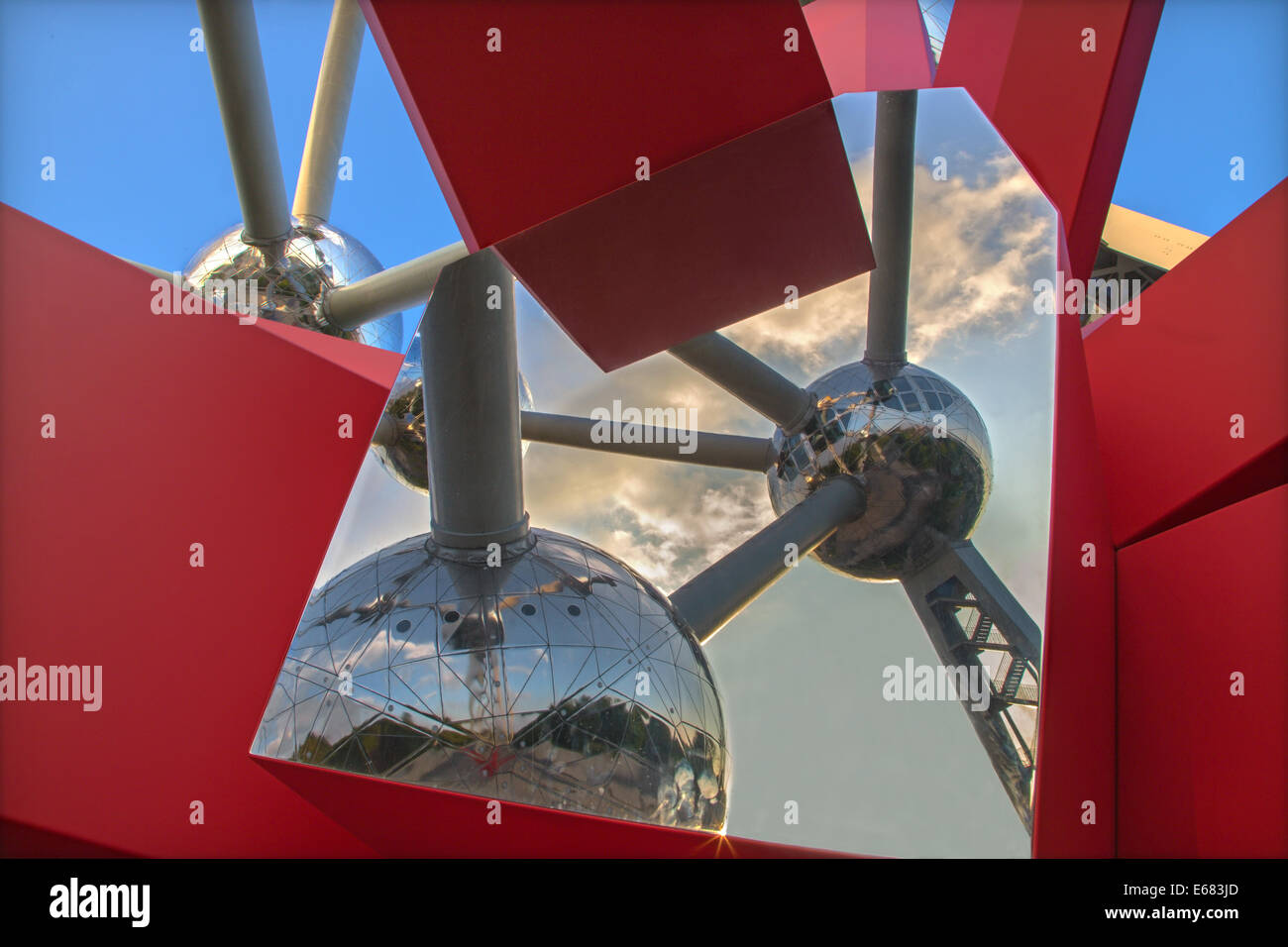 Bruxelles, Belgique - 16 juin 2014 : Le miroir de l'Atomium en sculpture moderne 'RockGrowth Atomium' par Arik Levy. Banque D'Images