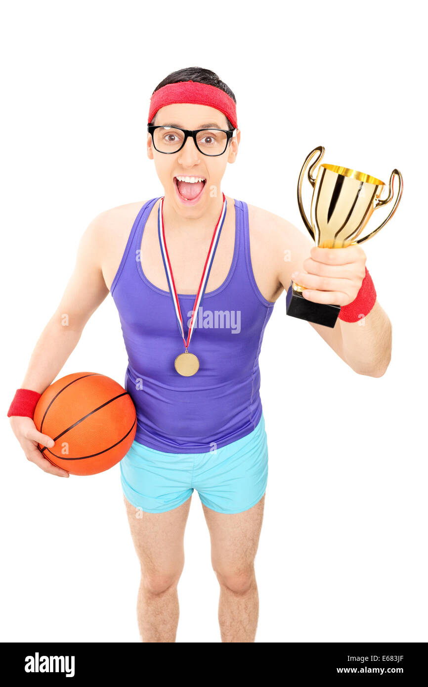 Basket-ball joueur tenant un trophée d'or Banque D'Images