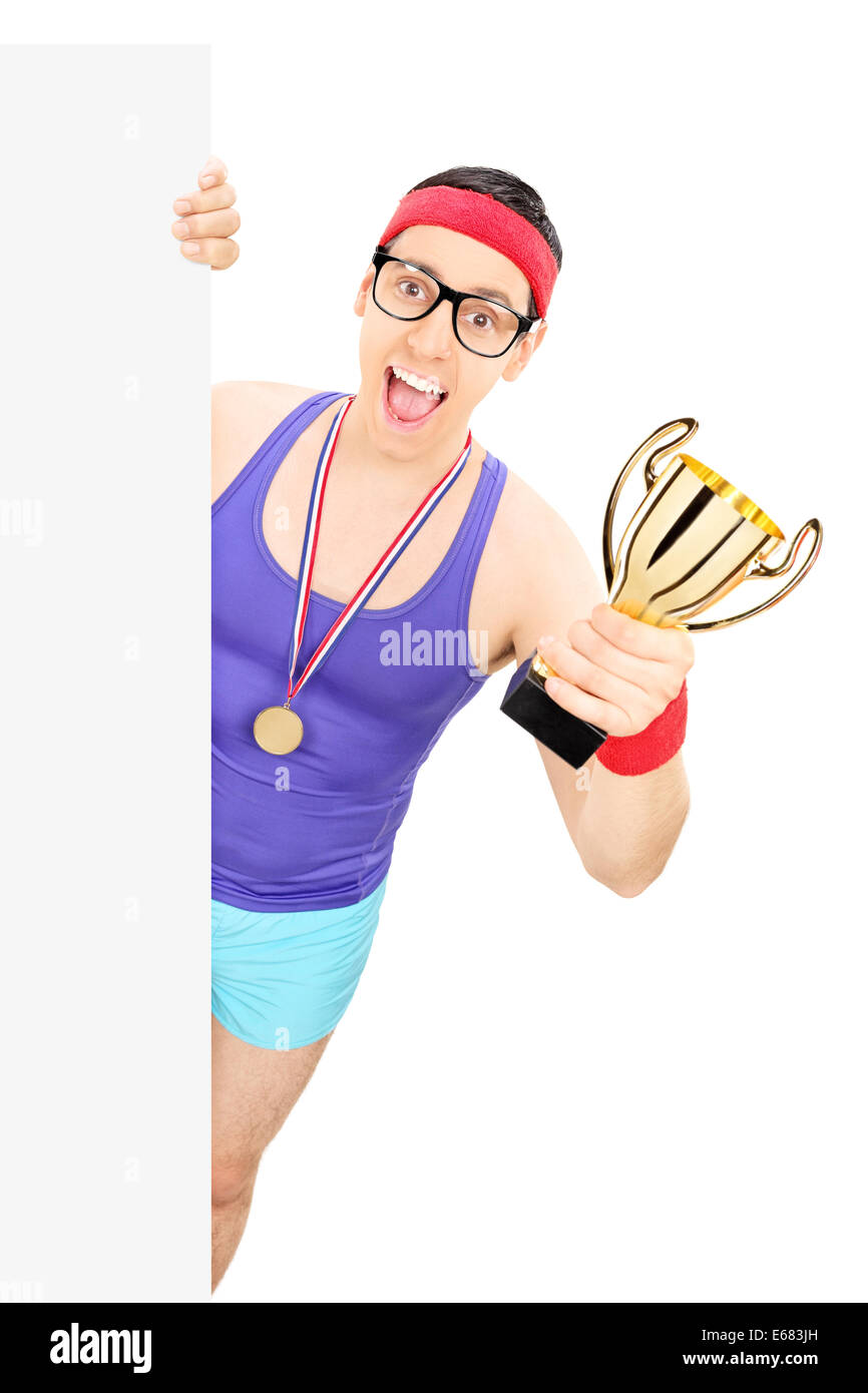 Joueur de basket-ball tient un trophée derrière un panneau Banque D'Images