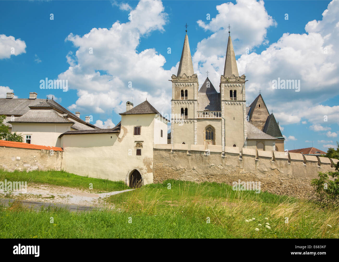 Spisska Kapitula - Saint Martins cathédrale gothique et la paroi du fortness d'ouest. Monument de l'Unesco. Banque D'Images